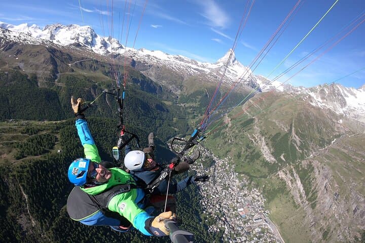 Extended Paragliding Flight in Front of the Matterhorn — 30-Min Tandem from Zermatt