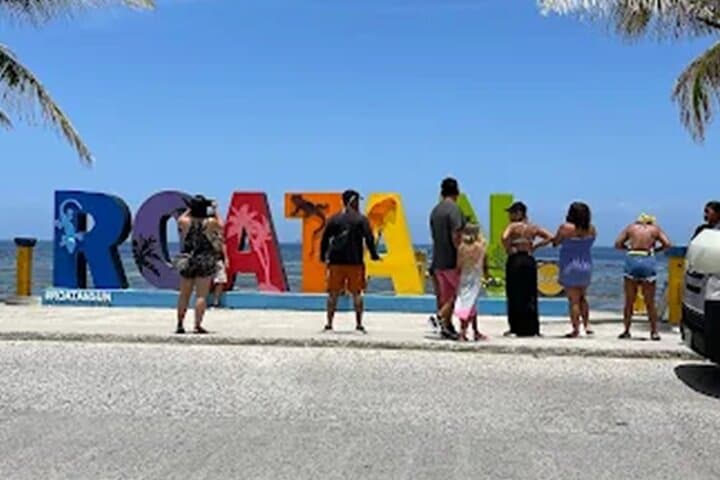 Roatán Sloth Sanctuary, Chocolate & West Bay Beach Day Trip photo 4