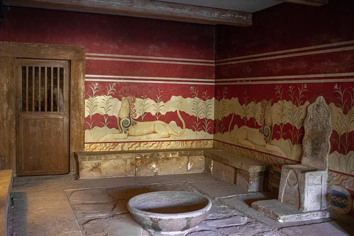 Private Heraklion Day Tour: Knossos, Archaeological Museum & Venetian Harbor photo 3