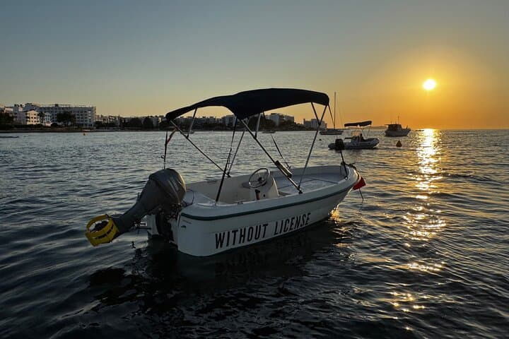 San Antonio Bay Self-Drive Boat Rental: No‑License Island Hopping in Ibiza