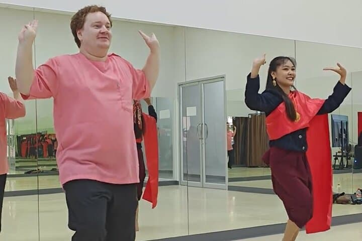 Bangkok Thai Dance Class Near Sri Thepha MRT — Costume & Cultural Experience photo 2