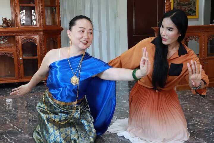 Bangkok Thai Dance Class Near Sri Thepha MRT — Costume & Cultural Experience photo 4