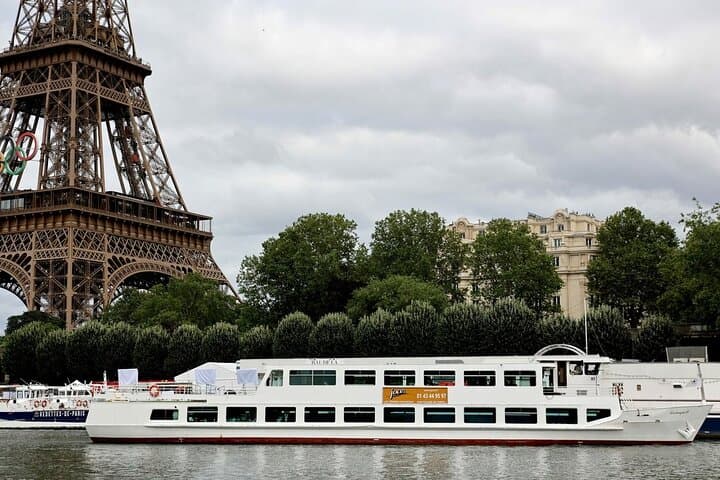 Paris Seine Valentine Dinner Cruise with Live Cabaret & Dancing