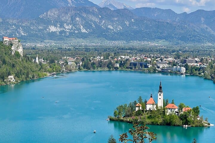 Private Lake Bled Half-Day Tour from Ljubljana — Pletna Boat, Castle & Kremšnita photo 4