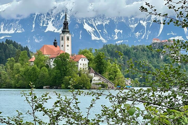Private Lake Bled Half-Day Tour from Ljubljana — Pletna Boat, Castle & Kremšnita photo 5