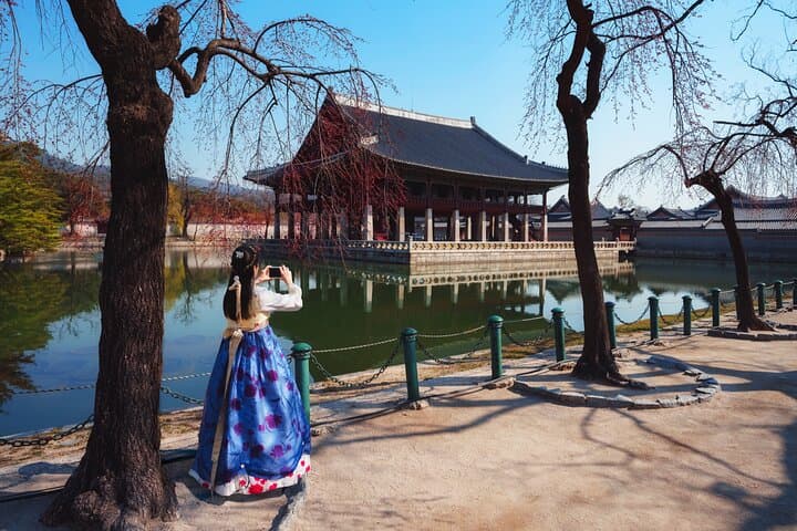 Seoul Hanbok Experience & Gyeongbokgung Walking Tour photo 2