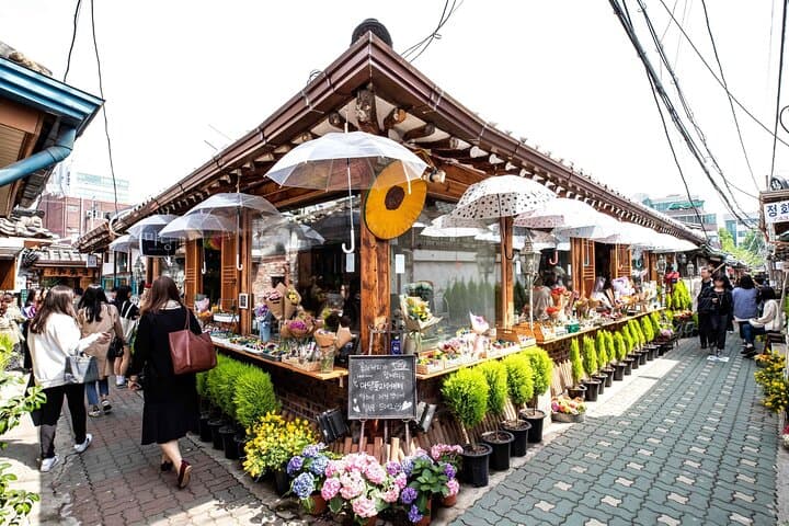 Seoul Hanbok Experience & Gyeongbokgung Walking Tour photo 6
