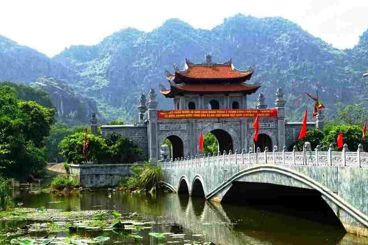 Ninh Binh Full-Day: Tam Coc Boat Ride, Hoa Lu Temples & Hang Mua Viewpoint