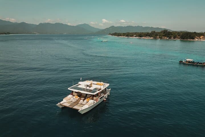 Half-Day Gili Islands Catamaran Snorkel & Lunch — Turtles & Underwater Statues