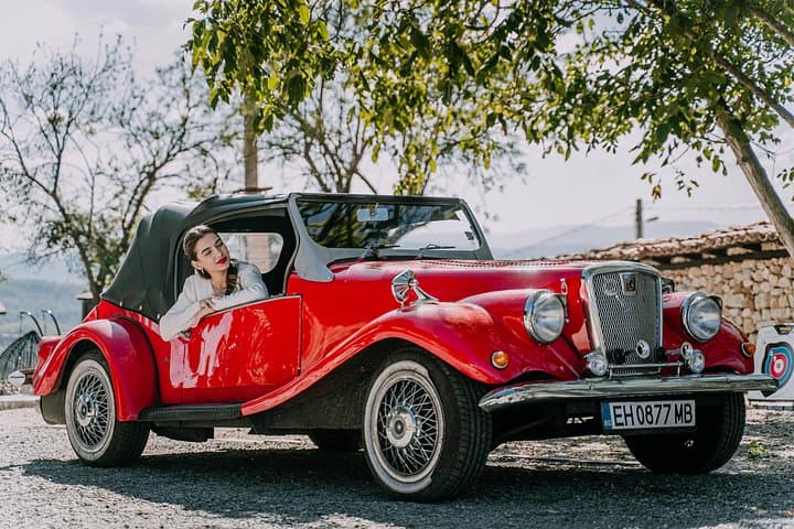 Veliko Tarnovo Vintage Car Tour — Tsarevets, Arbanassi & Waterfalls in 1–3 Hours
