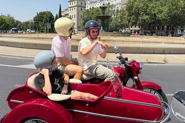 Madrid by Sidecar: 1-Hour Highlights of the Royal Palace, Gran Vía & Retiro photo 5