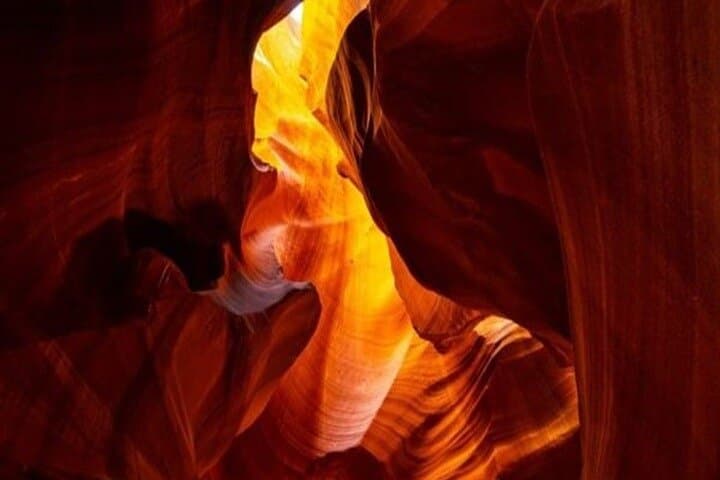 Upper Antelope Canyon Guided Tour — Light Beams, Slot Walls, and Practical Tips