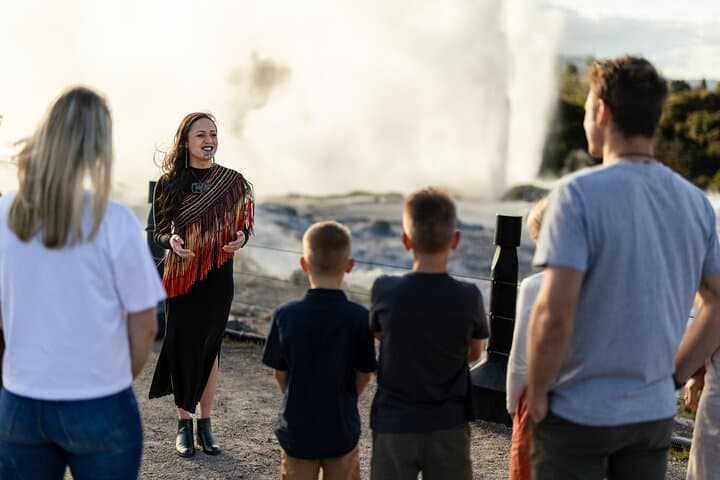Te Puia and Polynesian Spa Day Tour from Auckland — Rotorua Geysers, Māori Culture & Thermal Baths
