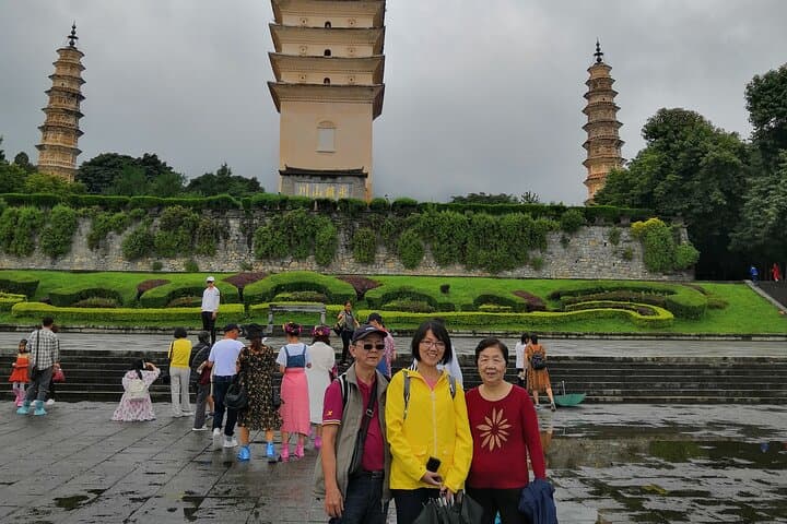 Dali One-Day Erhai Sightseeing: Three Pagodas, Flower Fields & Lake Erhai Bike Tour photo 3