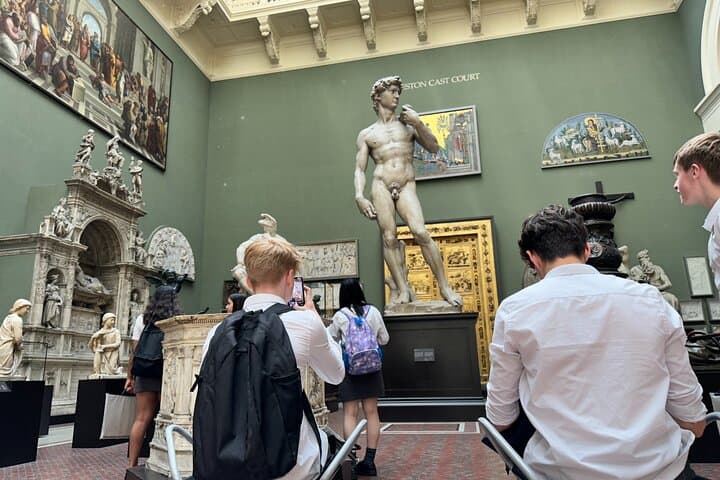 Family-Friendly V&A Museum and Kensington Gardens Tour — 3-Hour Private Walk