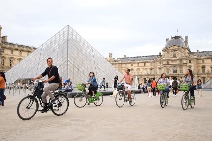 Paris Kickstart: 4-Hour Bike Tour & Louvre Picnic