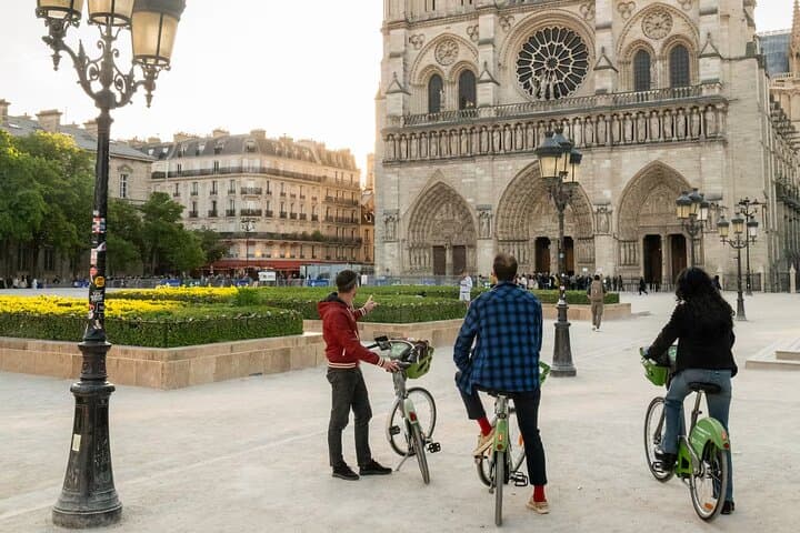 Paris Kickstart: 4-Hour Bike Tour & Louvre Picnic photo 2