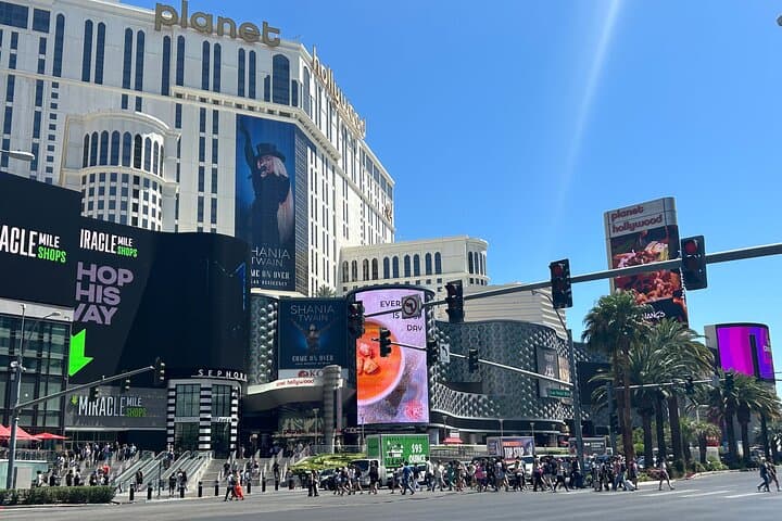 Vegas Strip Walking Tour: Hidden Bars, Best Photo Spots & Free Drink photo 3
