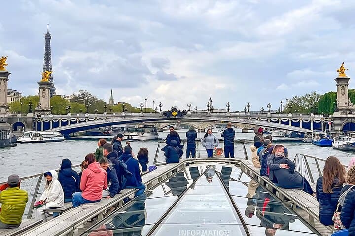 Seine River 1-Hour Sightseeing Cruise from the Eiffel Tower — Paris on the Water photo 4