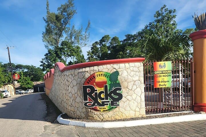 Negril Private Tour: Rick's Cafe Sunset, Horseback Ride & Swim from Montego Bay
