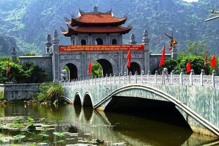 Ninh Binh Deluxe Day Tour: Hoa Lu, Tam Coc Sampan & Mua Cave Viewpoint photo 3