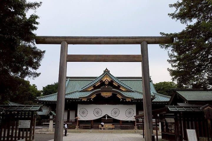 Tokyo Early Morning Walking Tour — Senso-ji, Yasukuni & Meiji Shrine photo 4
