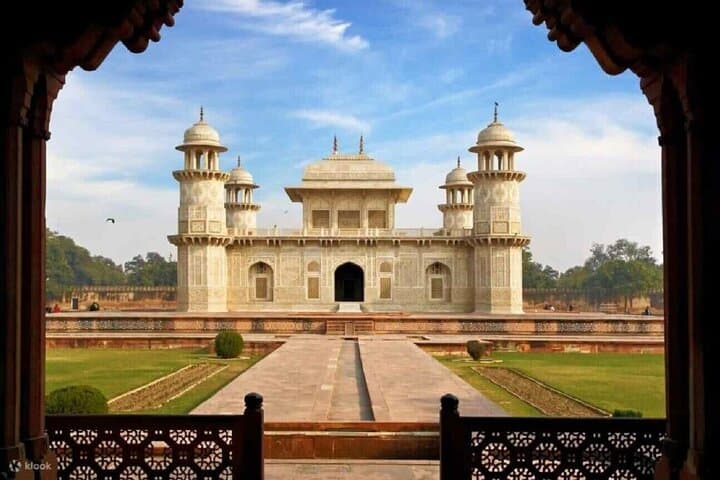 Same-Day Taj Mahal & Agra Fort Tour from Bangalore — Return Flights Included photo 4