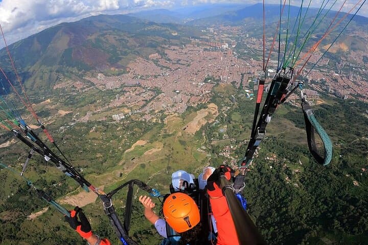Medellín Paragliding: Tandem Flights Over the Aburrá Valley photo 5