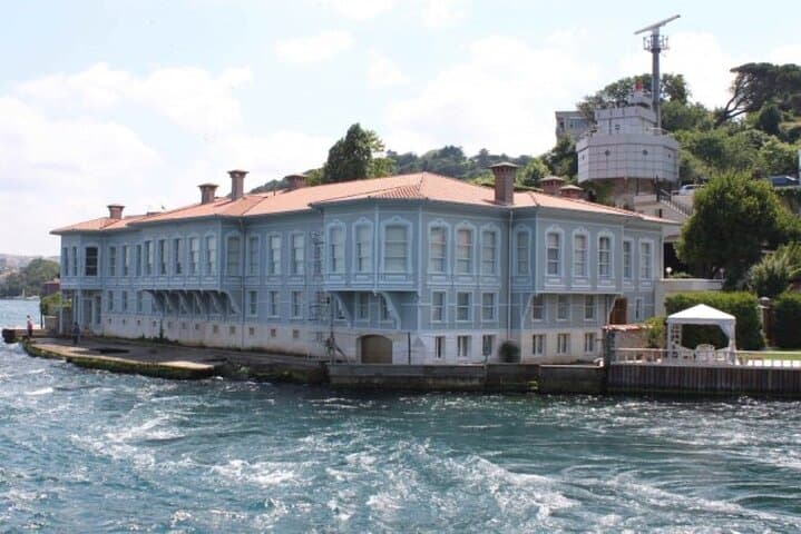 Short Bosphorus Cruise: Two-Hour Scenic Istanbul Boat Tour with Hotel Pickup photo 4