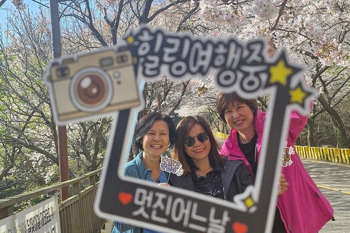 Busan Private 4-Hour Comfort Tour – Oryukdo, Jagalchi & Gukje Market photo 2