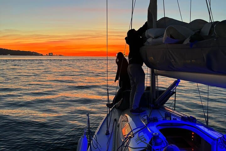 Sunset Sailboat Tour with Open Bar Vinho Verde in Lisbon photo 2