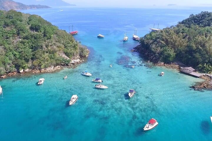 Angra dos Reis Speedboat Tour: Lagoa Azul, Lagoa Verde & Island Beaches photo 2