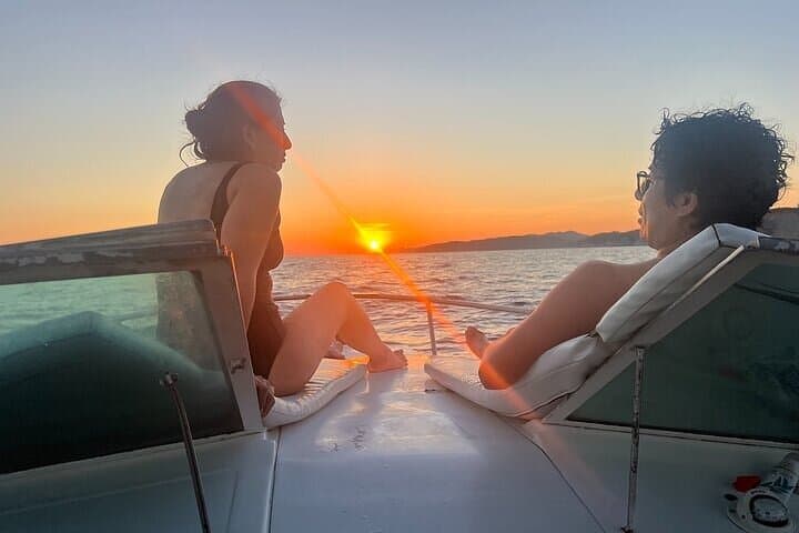 Private Huatulco Sunset Yacht Tour — Dolphins, Mantas & Blue-Flag Beaches photo 6