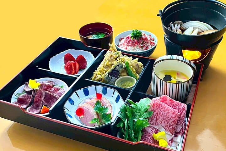Sapporo Sumo Show: Live Rikishi Demonstrations, Chanko-nabe Dinner & Souvenir Photo photo 4