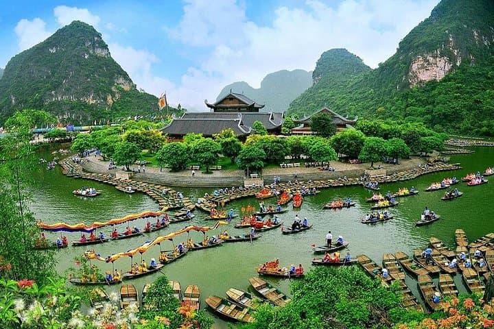 Tam Coc and Hoa Lu Day Trip from Hanoi — Boat Ride, Temples & Cycling photo 4