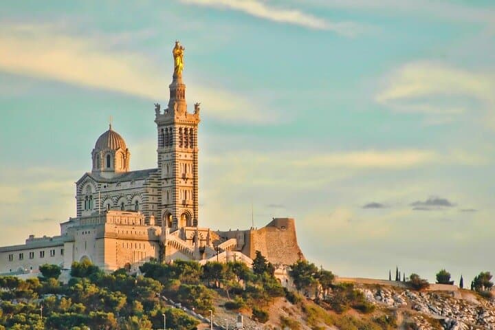 Marseille Old Port to Notre-Dame de la Garde: Self-Guided Walking Tour (App-Based)