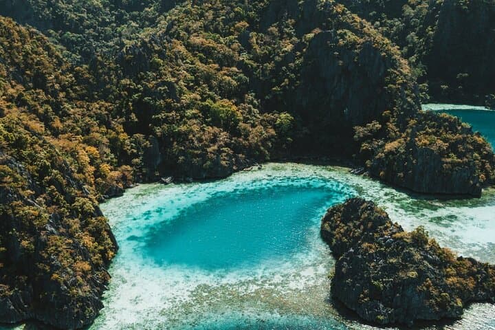 Private Coron Pukaway Cave & Twin Lagoon Tour with Beach Lunch