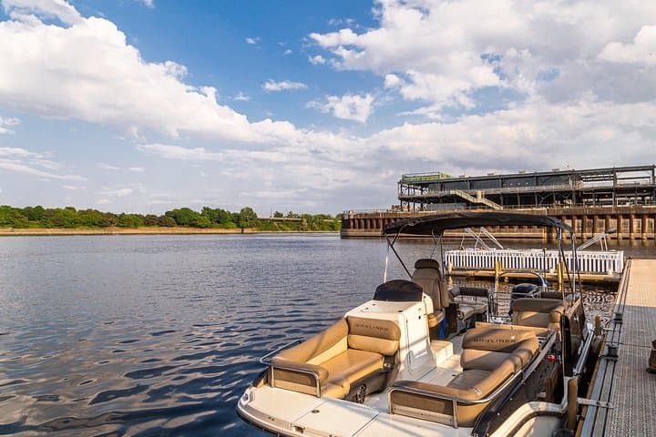 Private 2-Hour Boat Cruise on Montreal’s St. Lawrence: Old Port to Îles photo 4