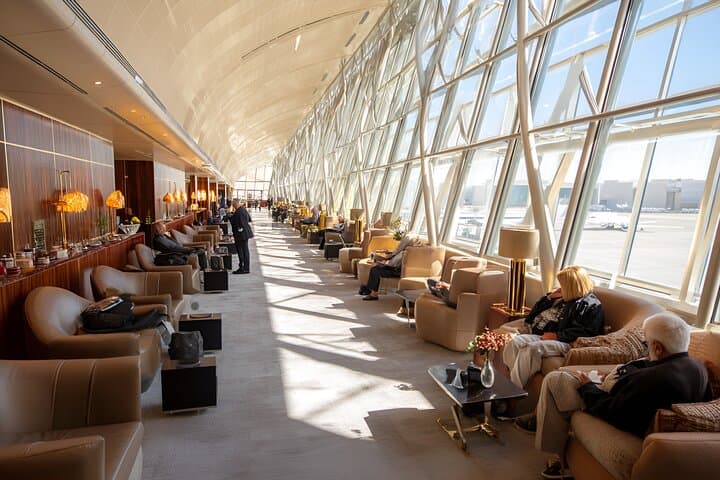 Abu Dhabi AUH Pearl Lounge: Quiet Luxury and Tarmac Views Before Your Flight photo 6