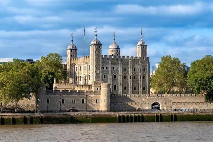 Private Tower of London & Crown Jewels Guided Tour — Insider Access in London