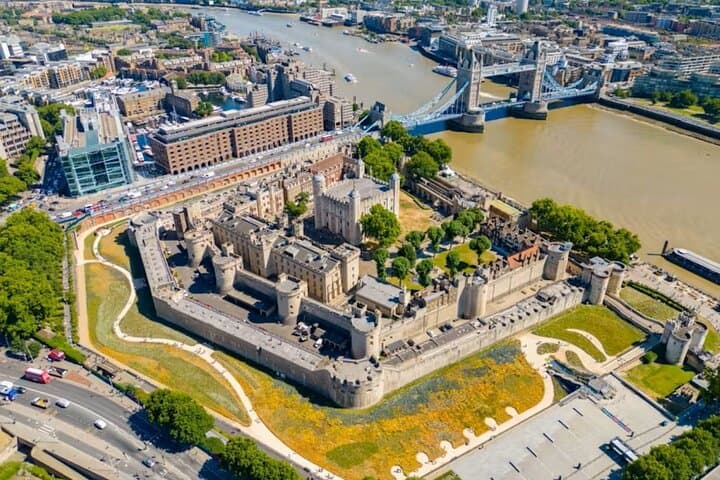 Private Tower of London & Crown Jewels Guided Tour — Insider Access in London photo 2