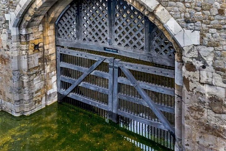 Private Tower of London & Crown Jewels Guided Tour — Insider Access in London photo 4