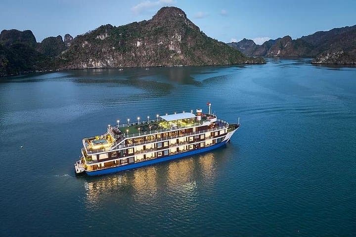 2-Day Luxury Ha Long & Lan Ha Bay Cruise from Hanoi with Kayaking