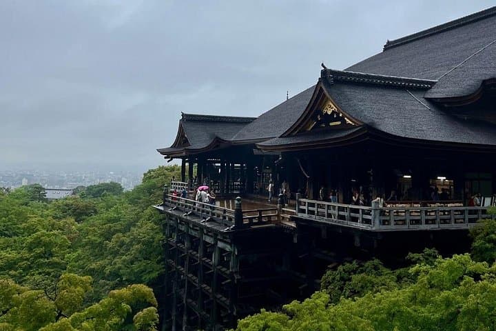Higashiyama Private Walking Tour: Kyoto Temples, Historic Streets & Local Crafts photo 3