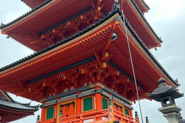 Higashiyama Private Walking Tour: Kyoto Temples, Historic Streets & Local Crafts photo 4