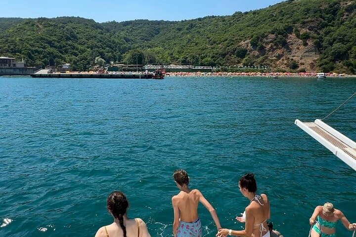 bosphorus-luxury-lunch-cruise-black-sea-swim photo 4