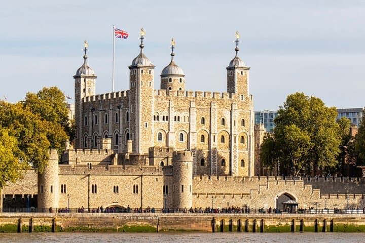 Tower of London Tour + Thames River Cruise: Historic Fortress and Riverside Sightseeing