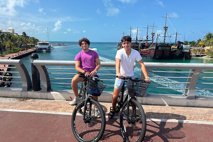 Ride the Hotel Zone: Cancun Scenic Bike Tour Along Nichupté Lagoon and Caribbean Views
