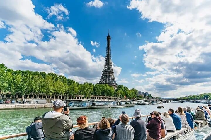 Paris Seine River Sightseeing Cruise: Eiffel Tower to Notre-Dame