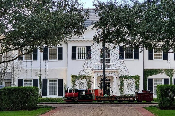 Driving River Oaks Holiday Lights: 2-Hour Evening Tour in Houston photo 3